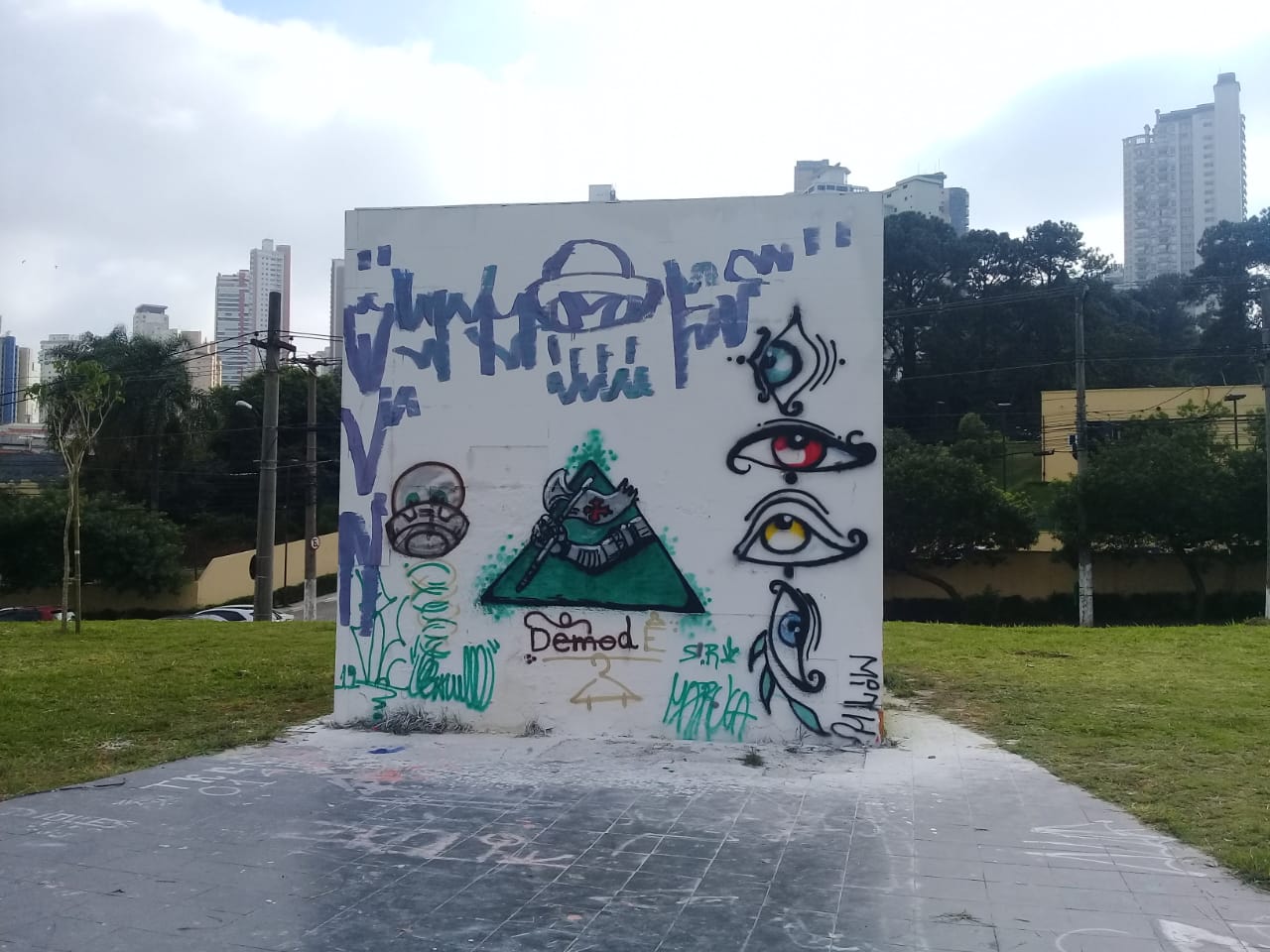 Grafites realizados na Praça Anna dos Santos Figueiredo 